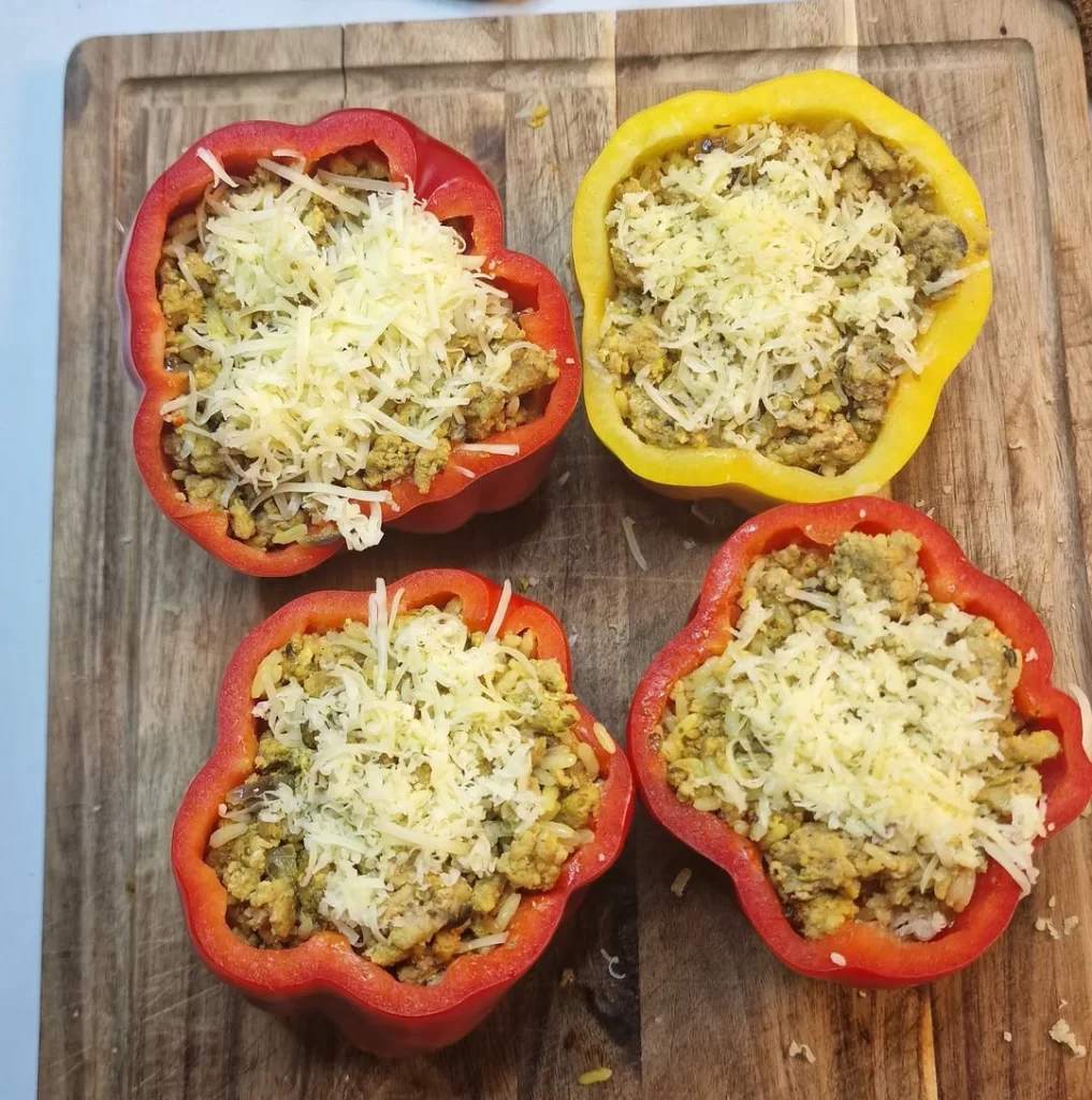 Papryka faszerowana mięsem mielonym wieprzowym przed pieczeniem