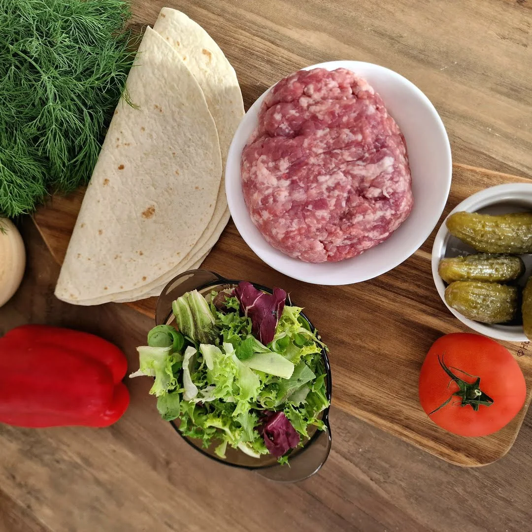 Składniki na tortillę z mięsem mielonym – tortilla, świeże mięso wieprzowe, ogórek kiszony, pomidor, przyprawy