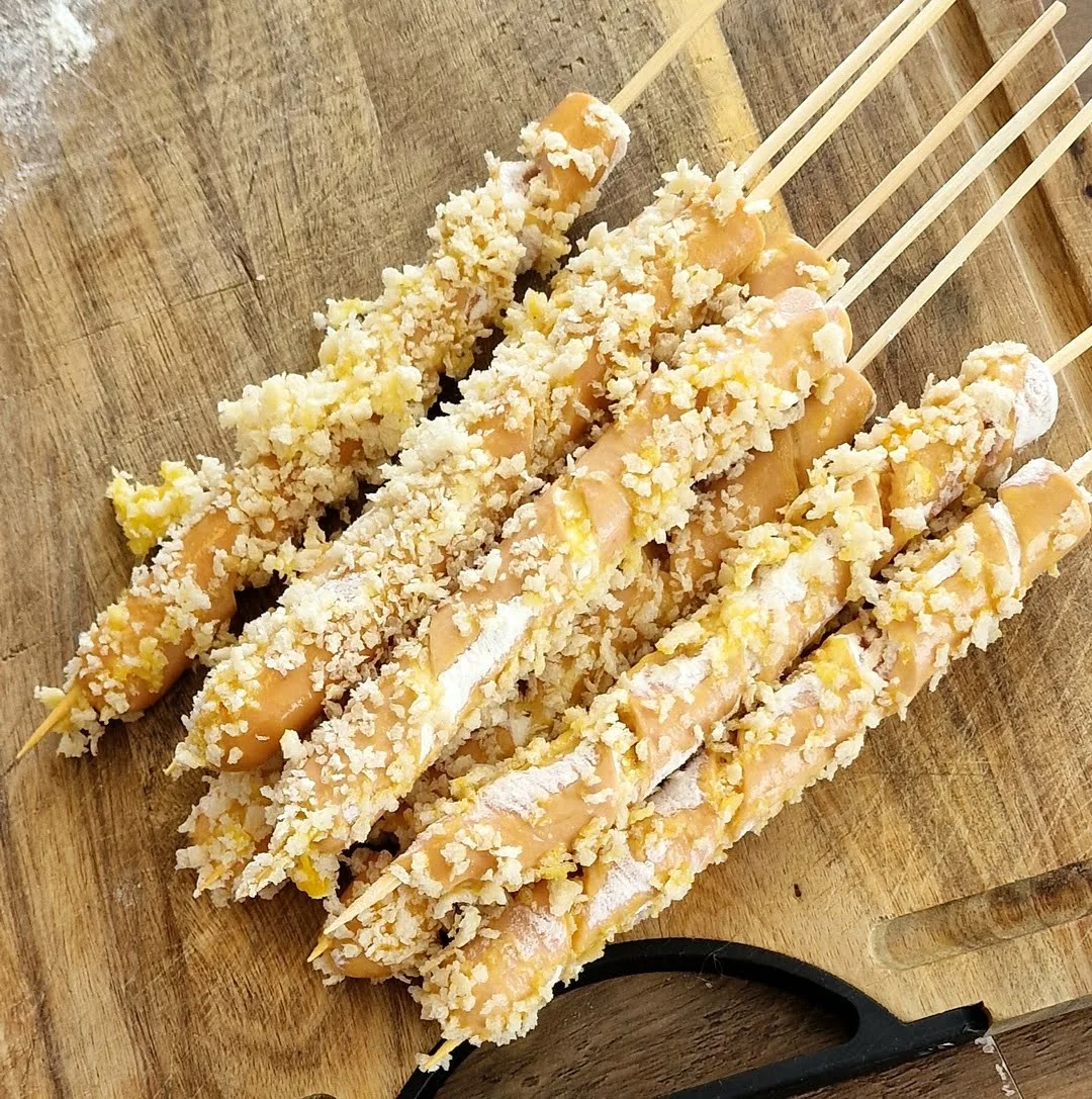 Parówki od Zakładów Mięsnych Stanisławów przed smażeniem obtoczone w panierce panko 