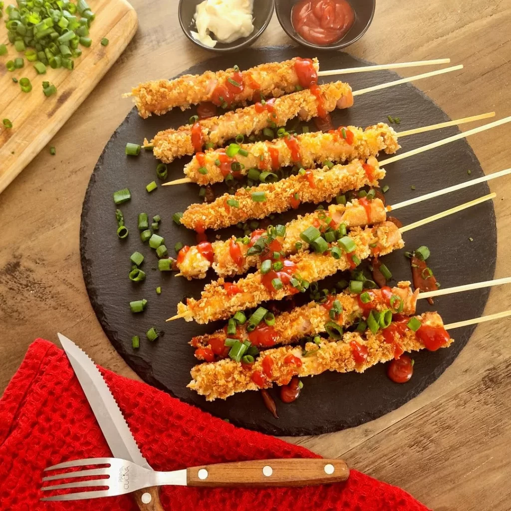 2.	Chrupiące parówki w złotej panierce panko podane na desce z dipem