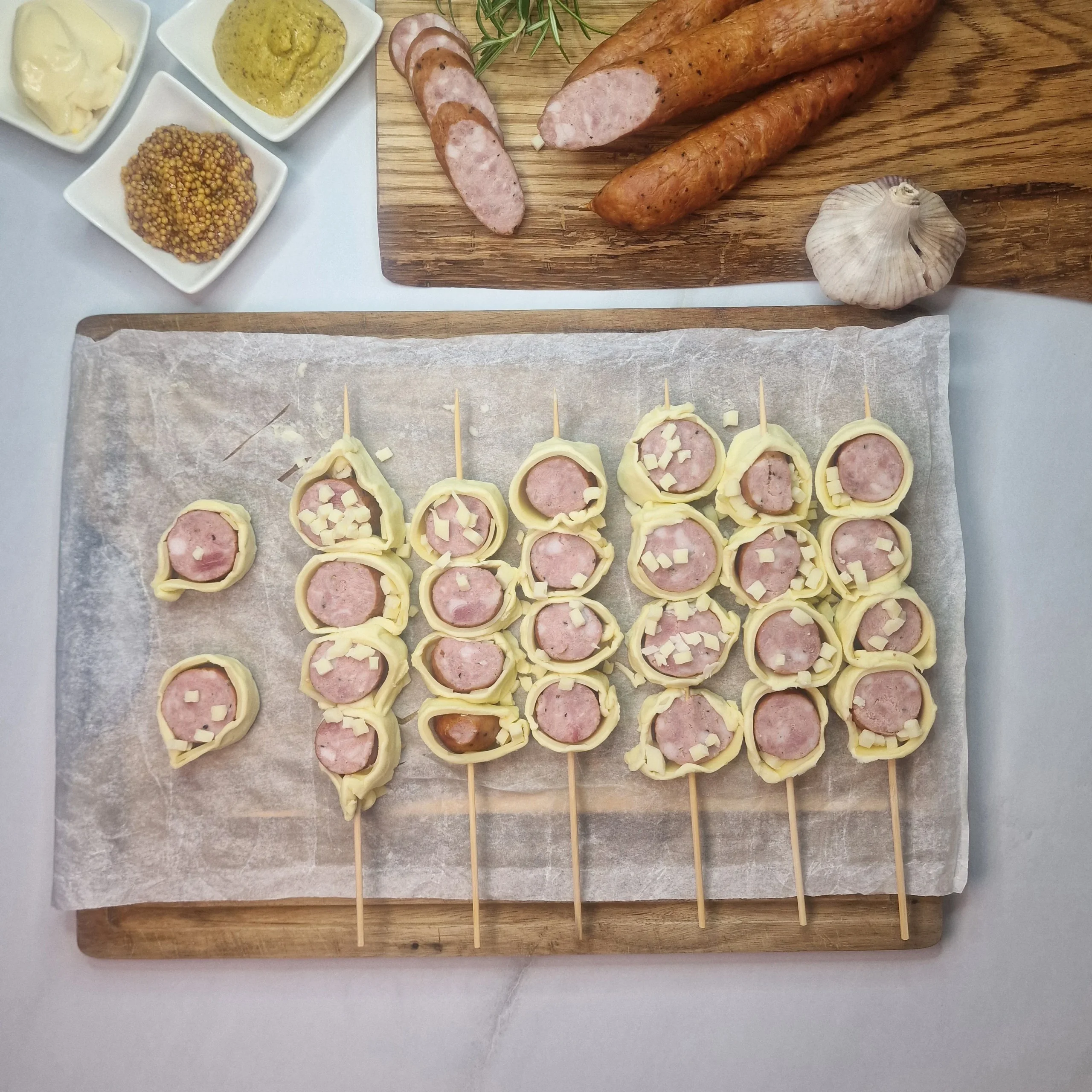 Składniki na kiełbasę w cieście francuskim – kiełbasa z wędzarni, ciasto francuskie, ser i szczypiorek